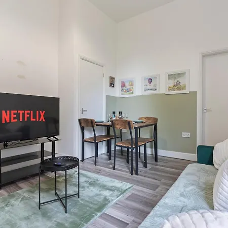 Free Parking-contractors-families-comfortable * Birmingham